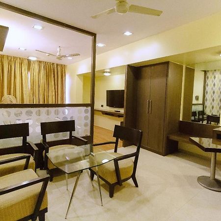 Hotel Silver Inn Мумбай Екстериор снимка