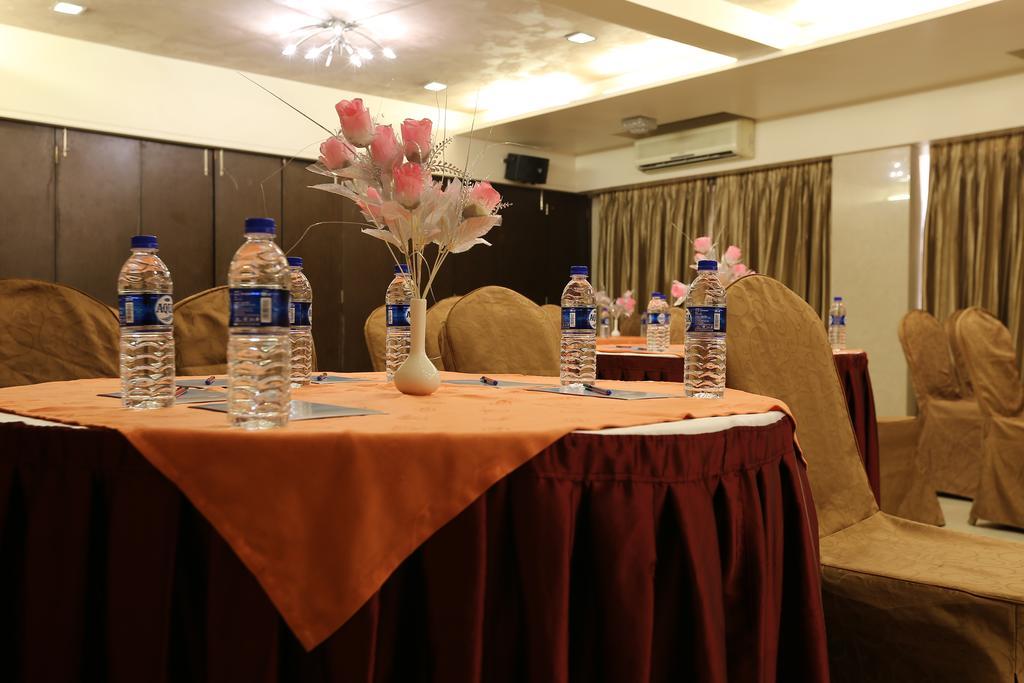 Hotel Silver Inn Мумбай Екстериор снимка
