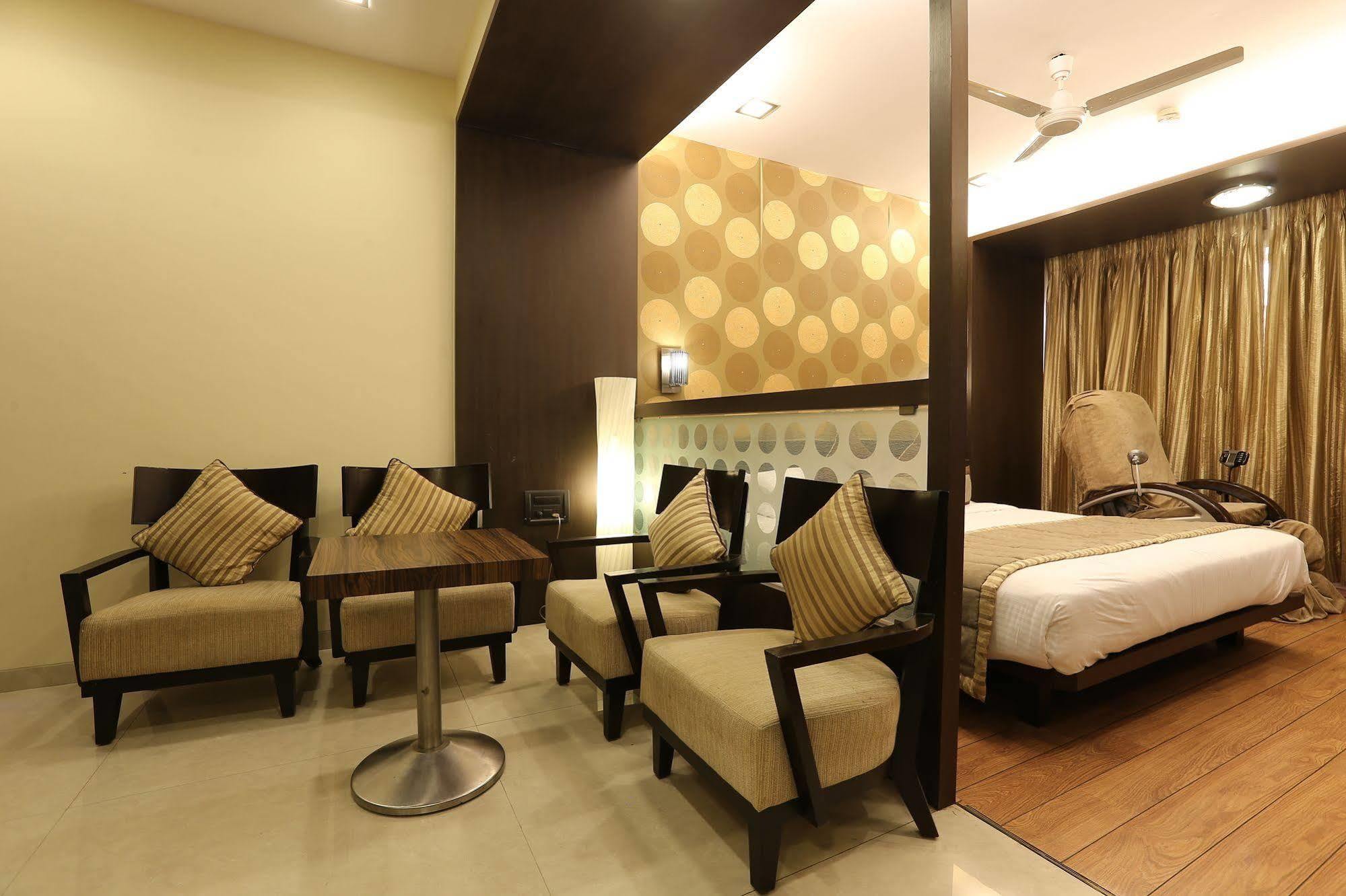 Hotel Silver Inn Мумбай Екстериор снимка