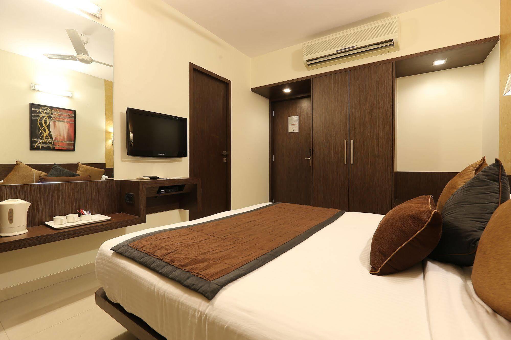 Hotel Silver Inn Мумбай Екстериор снимка