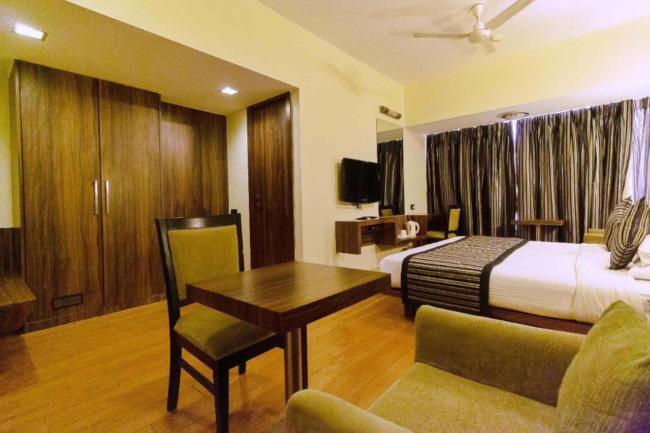 Hotel Silver Inn Мумбай Екстериор снимка